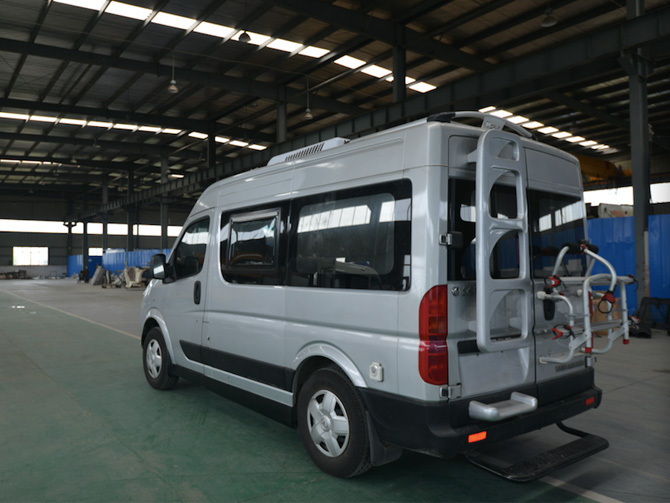 東風(fēng)御風(fēng)短軸中頂B型房車(chē)