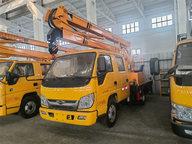 國六福田雙排13.5米折臂高空作業(yè)車